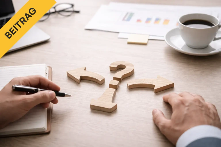 Führungskraft analysiert Entscheidungsoptionen unter Unsicherheit am Schreibtisch mit Symbolen für verschiedene Handlungsrichtungen