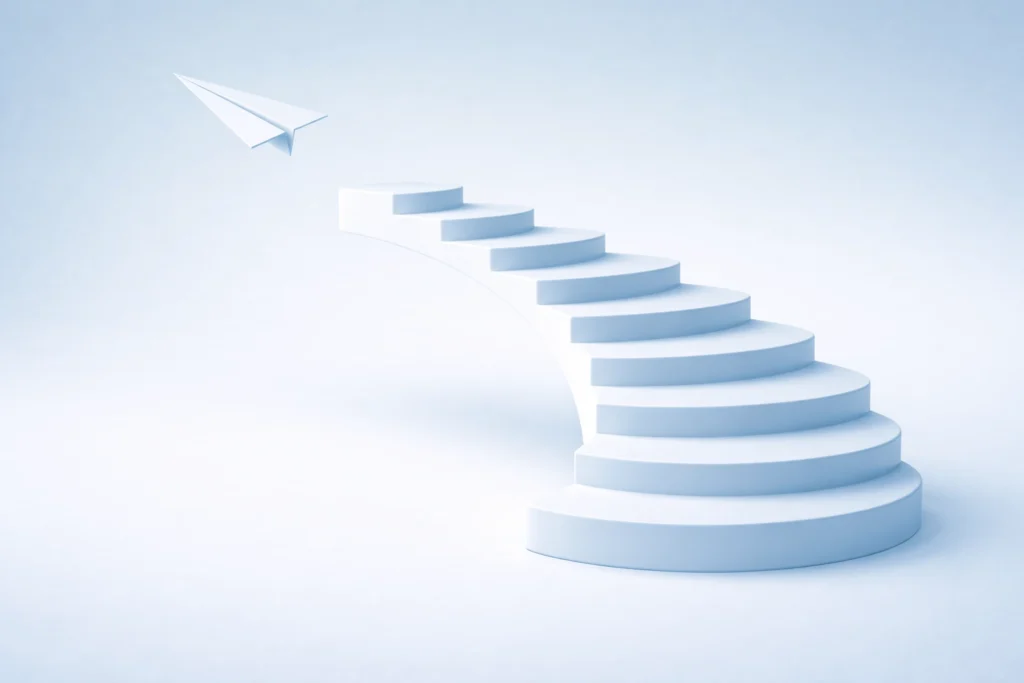 Symbolische Treppe mit Papierflugzeug als Metapher für mentale Stärke und Entwicklung von Führungskräften im Unternehmen